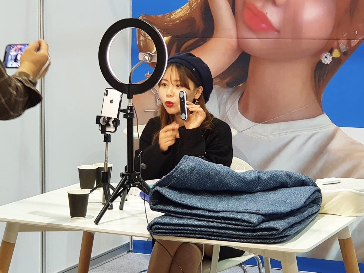 Live broadcasting at the Daegu Export Exhibition by the Chinese influencer, Wang Dudu